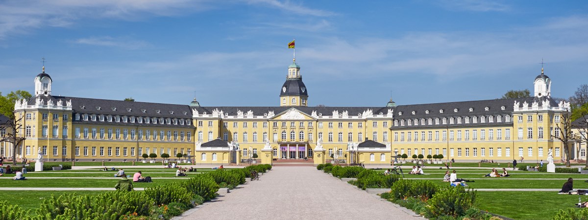 Karlsruher Schloss steht symbolisch für die Stadt Karlsruhe - Ein Standort von Dr. Hosser, Anwalt für Erbrecht in Karlsruhe.