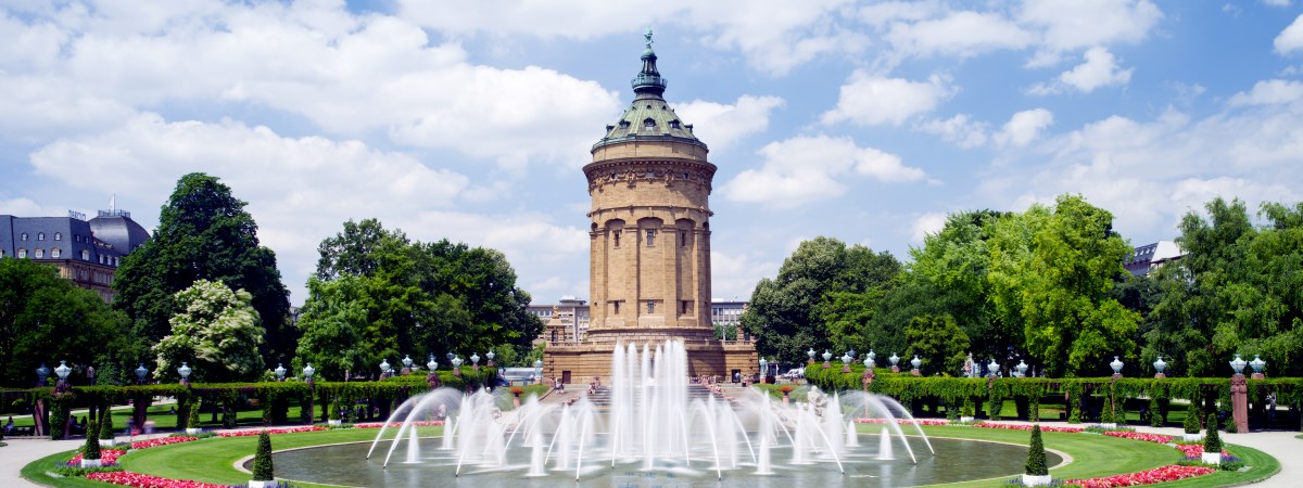 Wasserturm in Mannheim am Friedrichsplatz steht symbolisch für die Stadt Mannheim - Ein Standort von Dr. Hosser, Anwalt für Erbrecht in Mannheim.